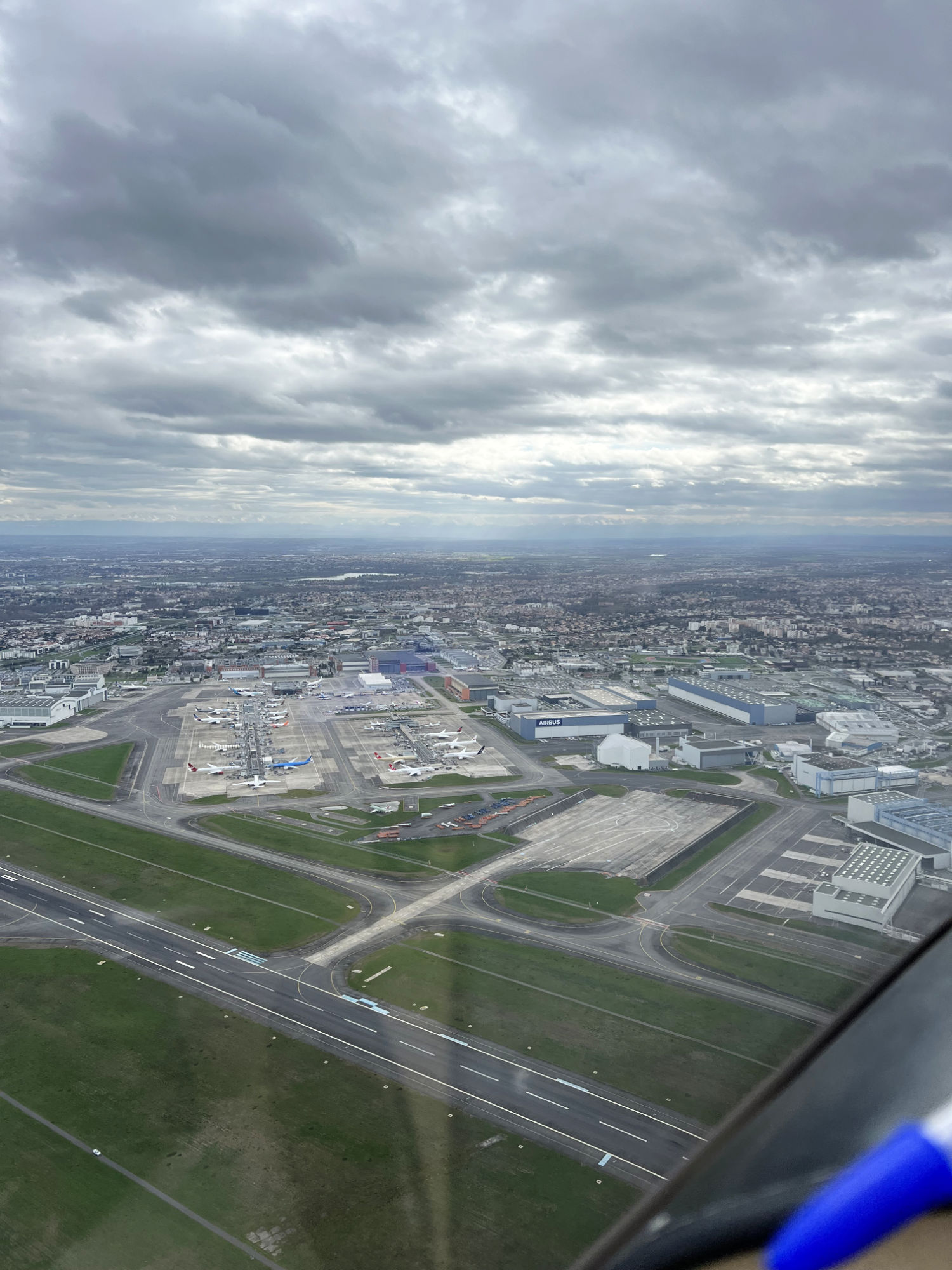 Un P2002 au dessus des pistes de Toulouse Blagnac